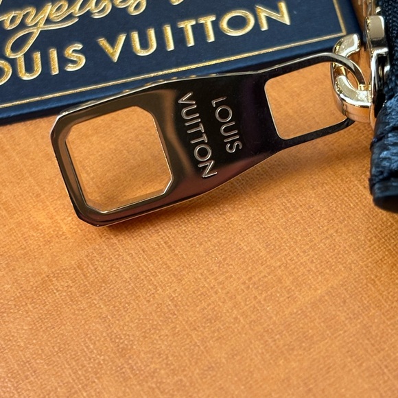 ๐ฅโฃ๏ธ๐ฅ2024 Authentic Louis Vuitton Monogram Empreinte Leather Wristlet - Picture 9 of 9